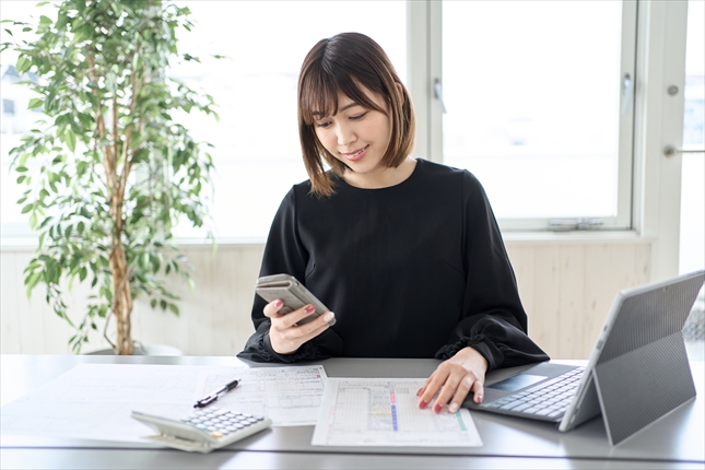 会計ソフトを活用する女性起業家のイメージ写真