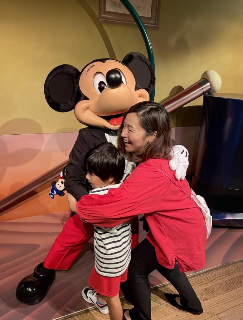 息子とディズニーランドでミッキーと会う森あやかの写真