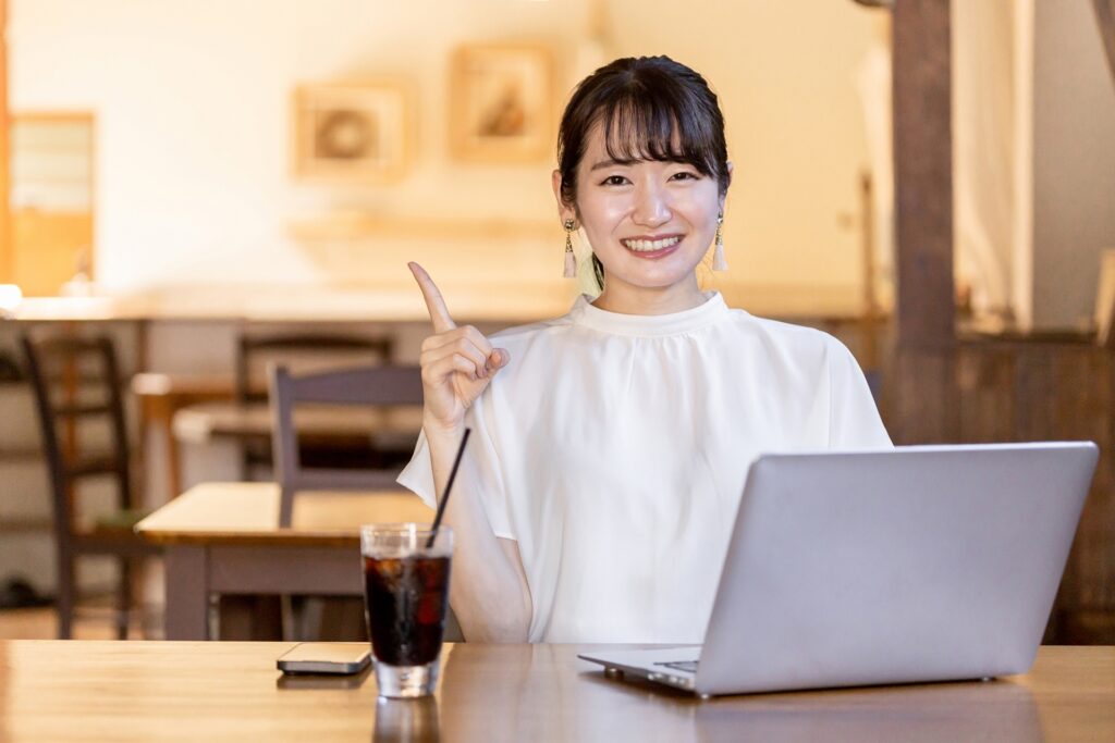 女性がポイントを教えている様子