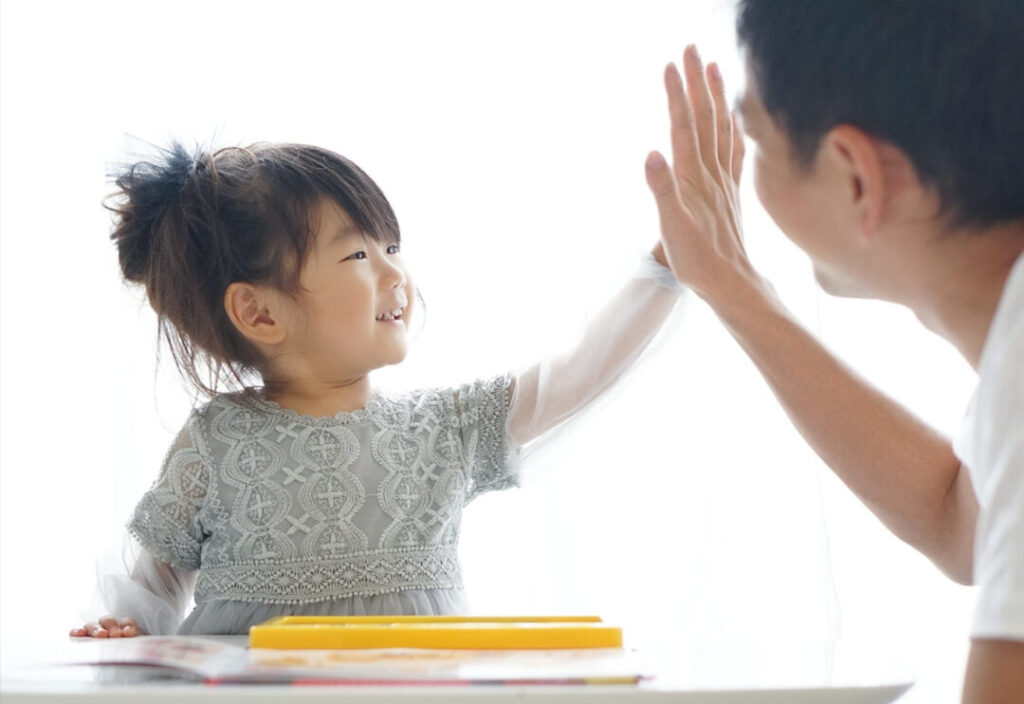 子供とタッチするパパのイメージ写真