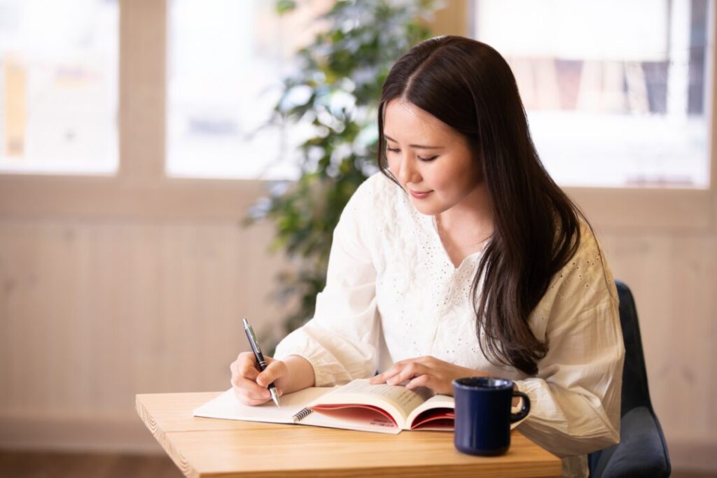 本を読んでいる女性のイメージ