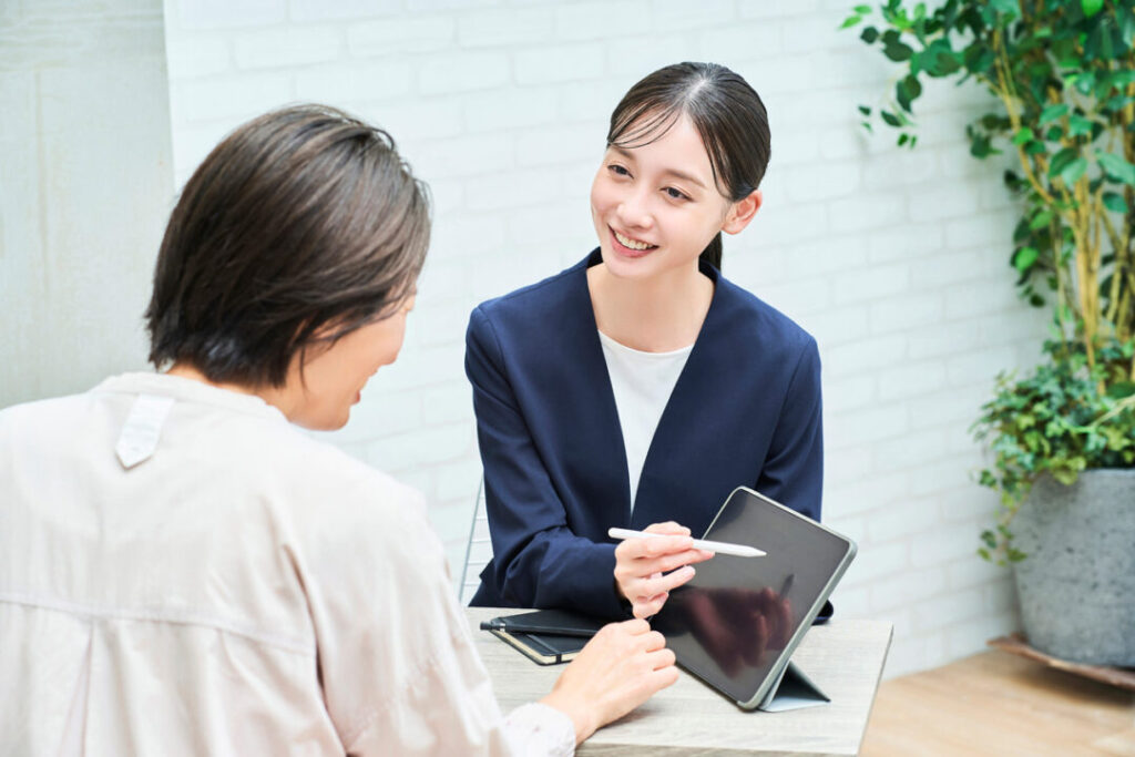 お客様の女性と話している女性コンサルタントの写真