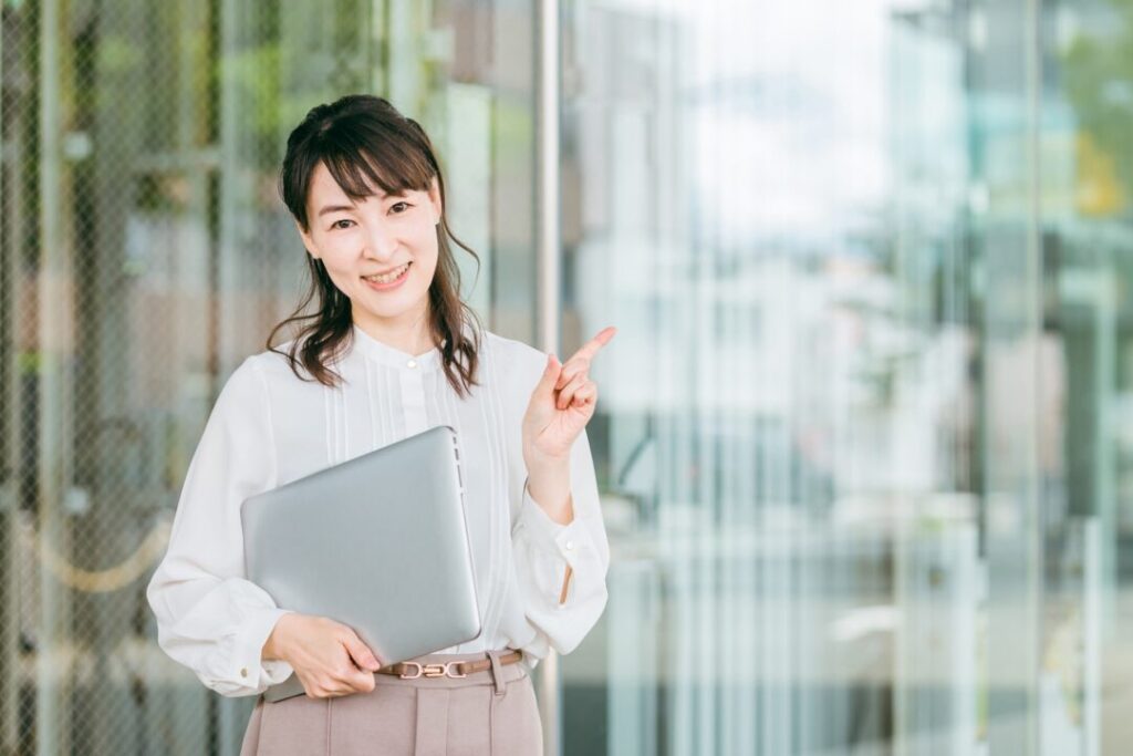 自分のスキルを活かして生き生きとしているイメージ写真