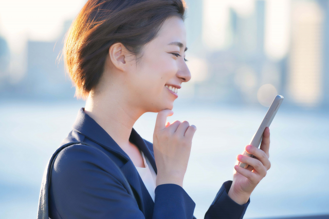 素敵な投稿に出会って喜んでいる女性のイメージ写真