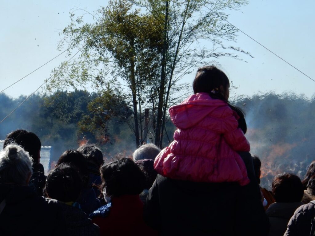 地域のイベントに参加している家族のイメージ写真