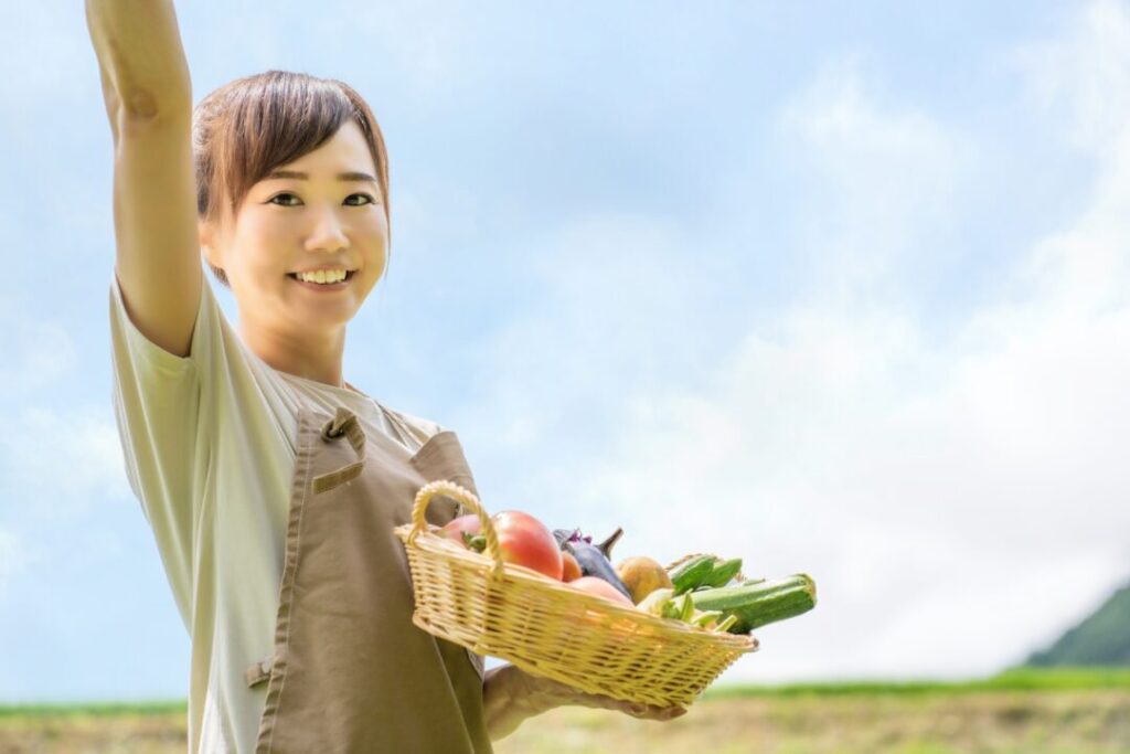 田舎で観光体験サービスをする女性のイメージ写真